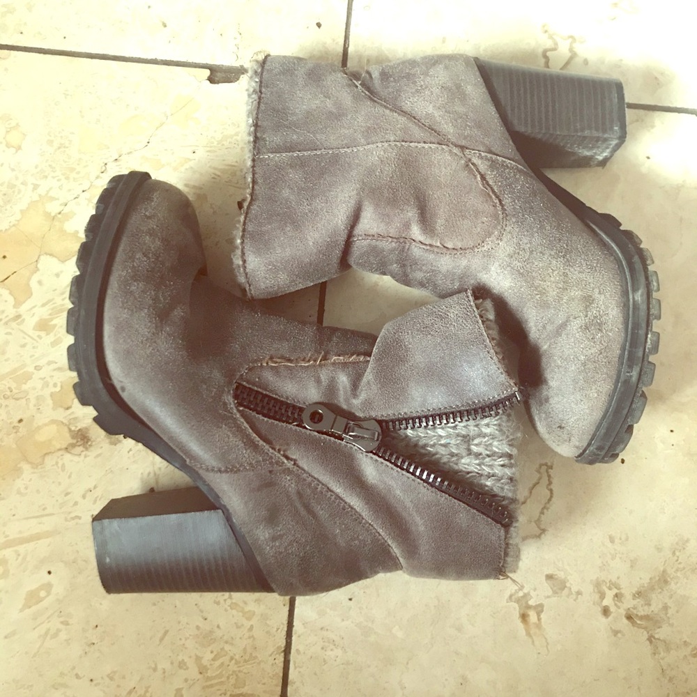 Sweater lined Taupe heeled boots